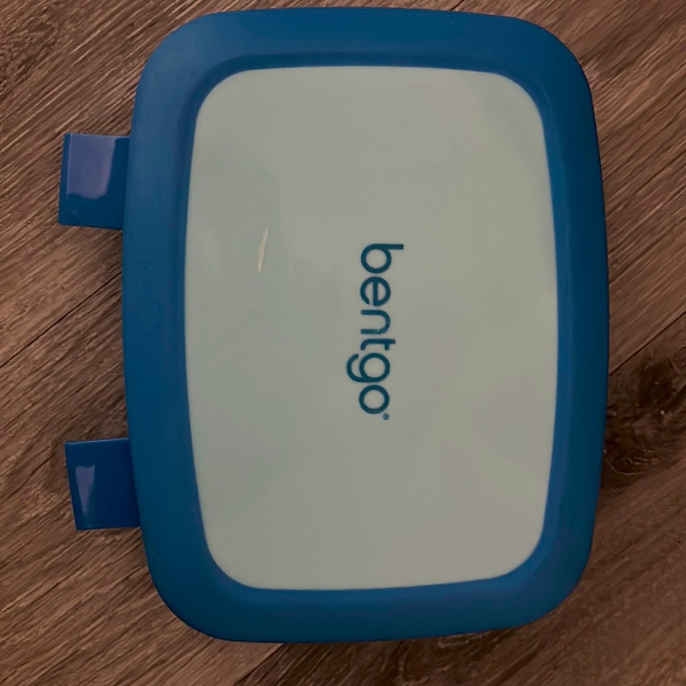 Dark and ligh blue Bentgo kids durable & leak-proof lunch box